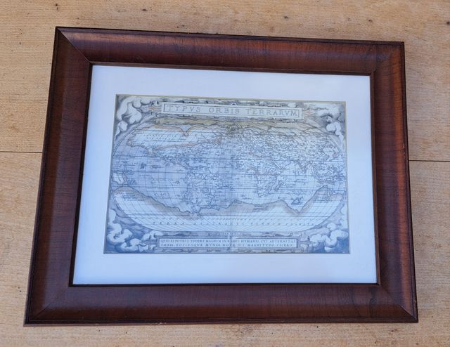 4 quadri con carte di navigazione incorniciate.