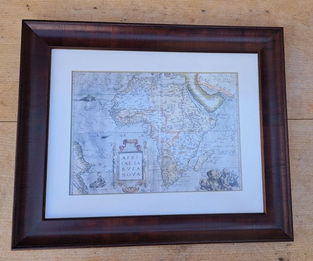 4 quadri con carte di navigazione incorniciate.