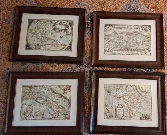 4 quadri con carte di navigazione incorniciate.