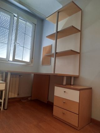 Escritorio con estantería y cajonera de Madera.