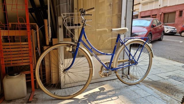 Bicicleta clásica paseo azul