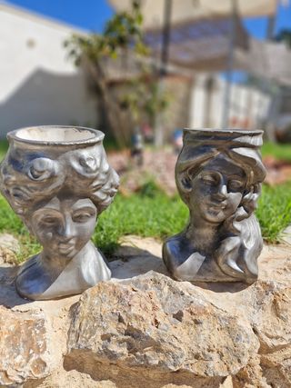 2 Macetas Mujer Gris - Decoración