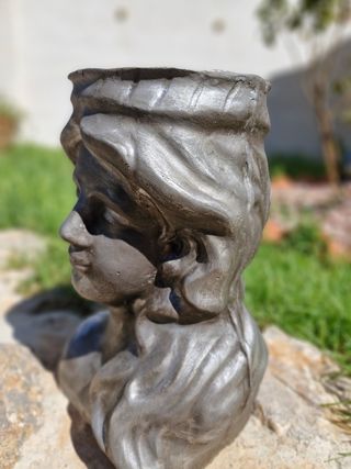2 Macetas Mujer Gris - Decoración
