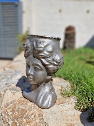 2 Macetas Mujer Gris - Decoración