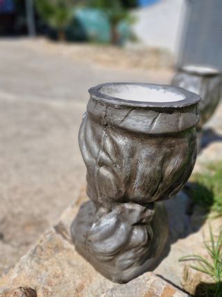 2 Macetas Mujer Gris - Decoración