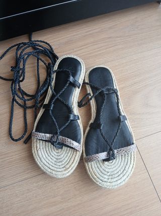 Sandalias planas negras y beige