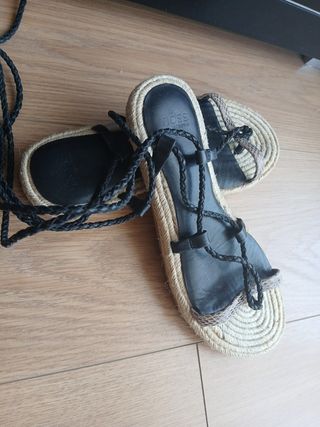 Sandalias planas negras y beige