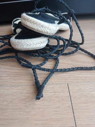 Sandalias planas negras y beige
