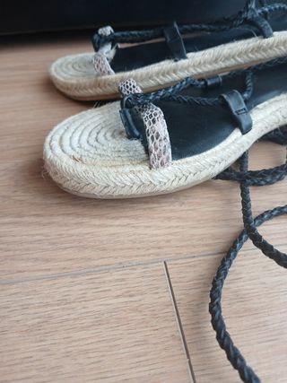 Sandalias planas negras y beige