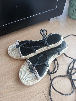 Sandalias planas negras y beige
