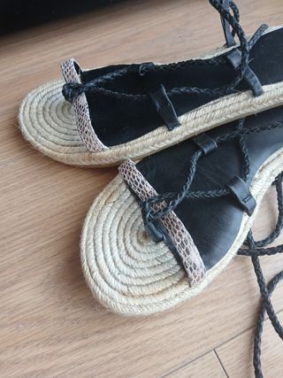 Sandalias planas negras y beige