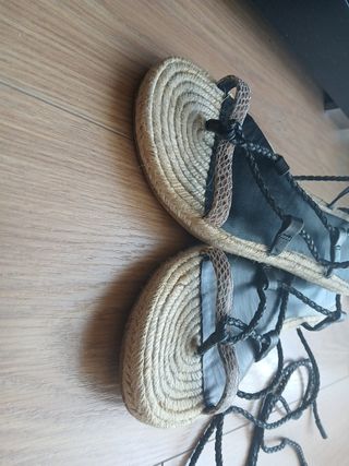 Sandalias planas negras y beige