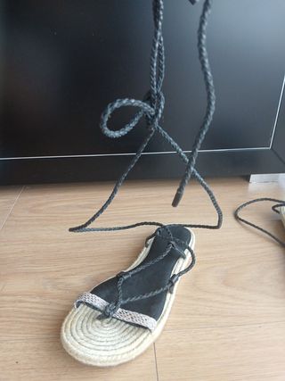 Sandalias planas negras y beige
