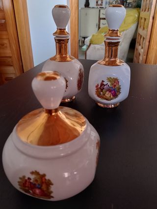 Juego tocador porcelana dorada
#vintage 
