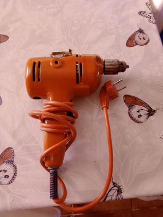 Taladro antiguo naranja. Funciona perfectamente 