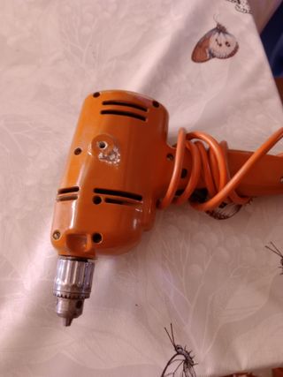 Taladro antiguo naranja. Funciona perfectamente 