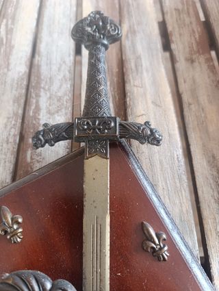 Escudo medieval con espadas