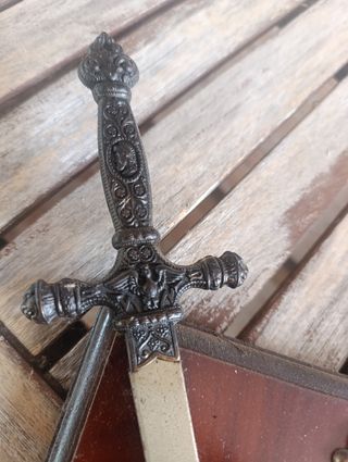 Escudo medieval con espadas