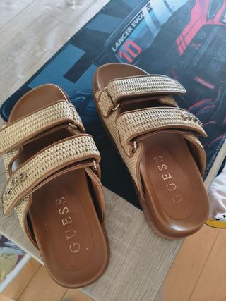 Sandalias Guess planas marrones