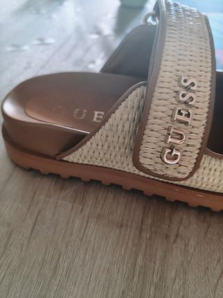 Sandalias Guess planas marrones