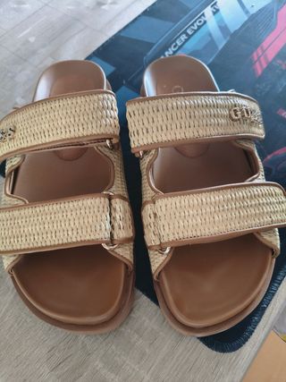 Sandalias Guess planas marrones