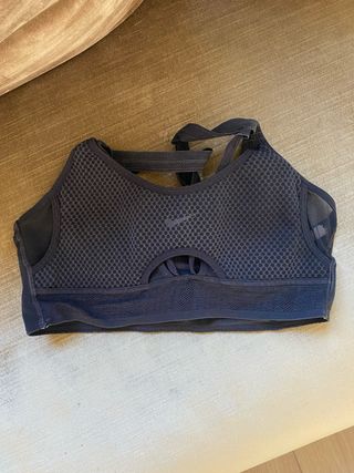 Top deportivo NIKE negro
