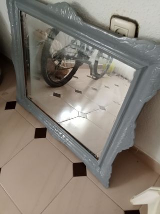 Espejo gris con marco antiguo