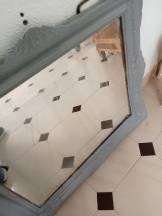Espejo gris con marco antiguo