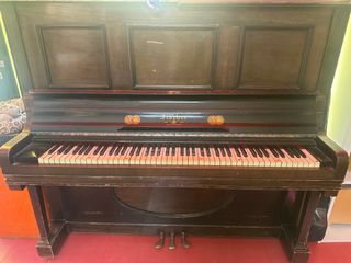 Piano vertical antiguo Fisher