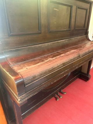 Piano vertical antiguo Fisher