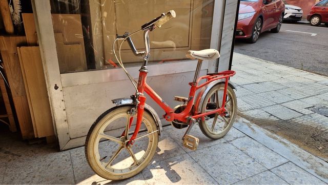 Bicicleta infantil antigua roja