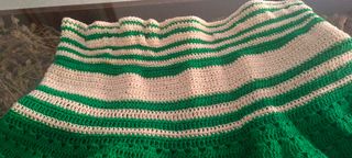 Falda tejida a crochet beige y verde