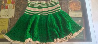 Falda tejida a crochet beige y verde