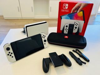 Nintendo Switch OLED - Blanca y Negra