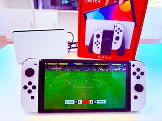 Nintendo Switch OLED - Blanca y Negra