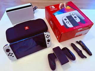 Nintendo Switch OLED - Blanca y Negra