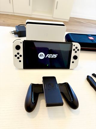 Nintendo Switch OLED - Blanca y Negra