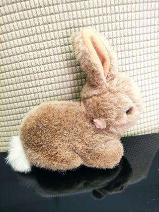 Peluche conejo marrón.