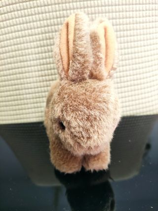 Peluche conejo marrón.