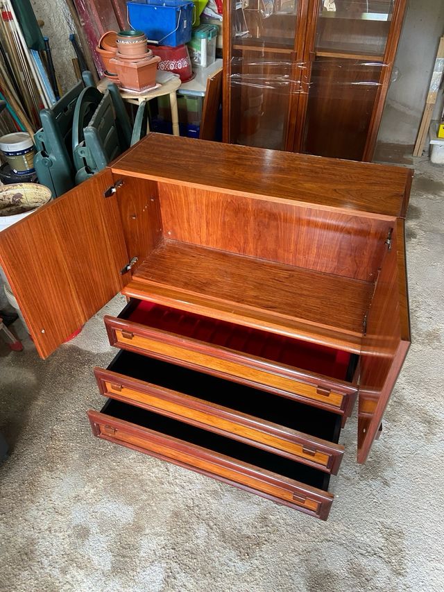 Vitrina con armario y cajonera