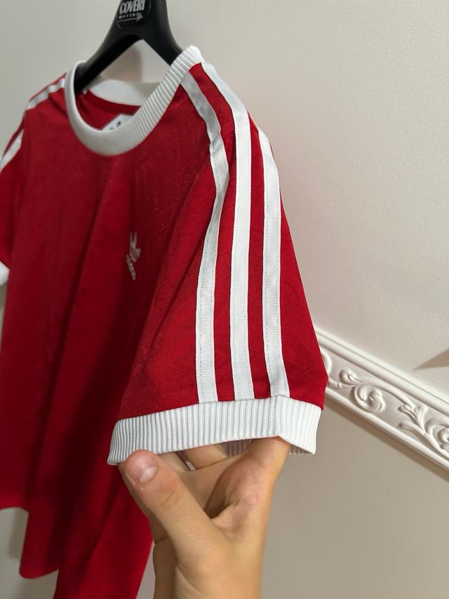 Maglietta Adidas rossa a righe bianche