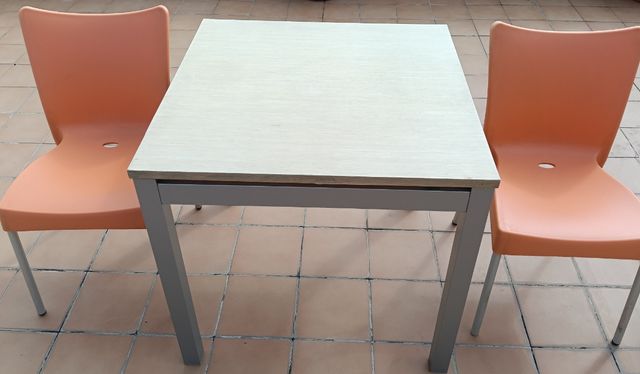 Mesa y 2 sillas
