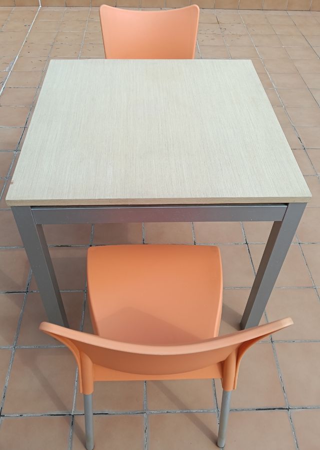 Mesa y 2 sillas