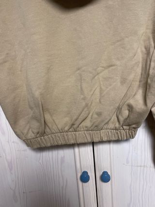 Sudadera corta beige con capucha