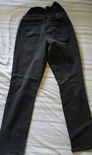 Pantalones premamá rotos negros elásticos.