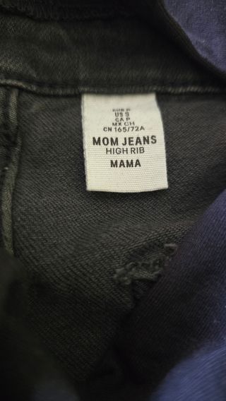 Pantalones premamá rotos negros elásticos.