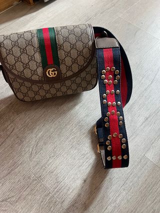 Bolso Gucci bandolera GG
