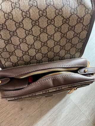 Bolso Gucci bandolera GG