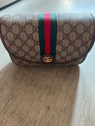 Bolso Gucci bandolera GG