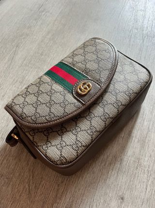 Bolso Gucci bandolera GG